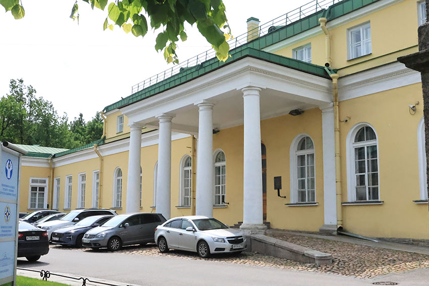 В стенах дворца в разные времена базировались:

Сельскохозяйственный...