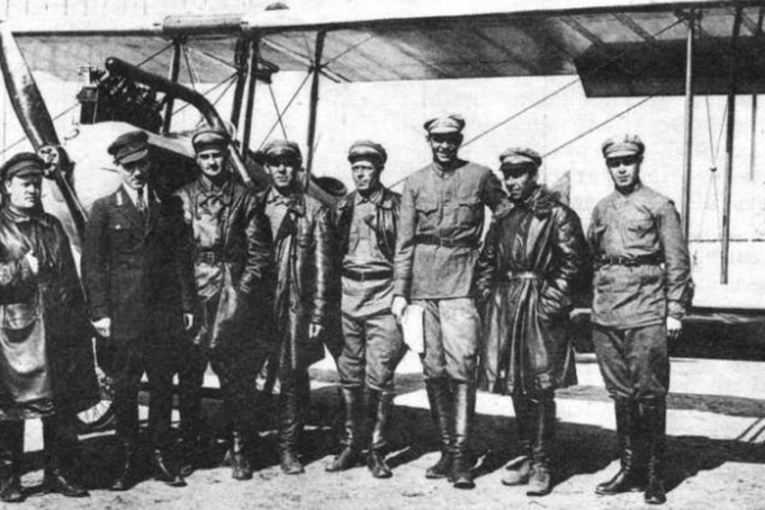А.С. Яковлев и механики летного отряда ВВАк, 1927 год. А.С. Яковлев и механики летного отряда ВВАк, 1927 год.