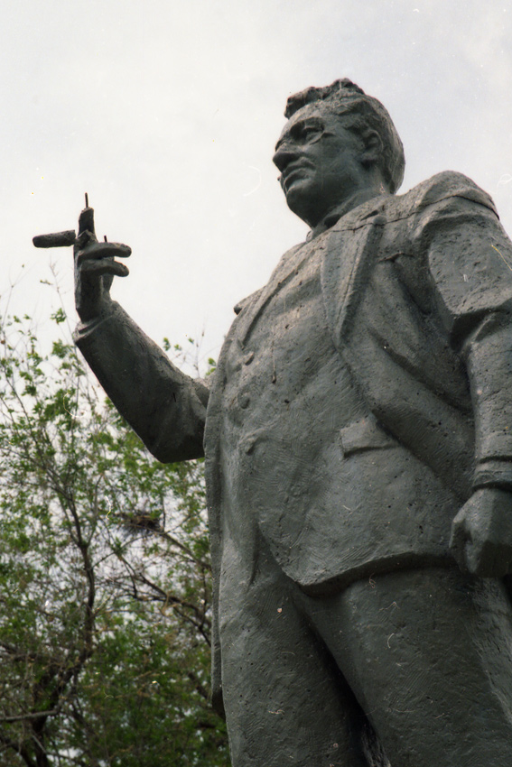 У памятника пострадали пальцы правой руки выглядит ужасно. У памятника пострадали пальцы правой руки выглядит ужасно.