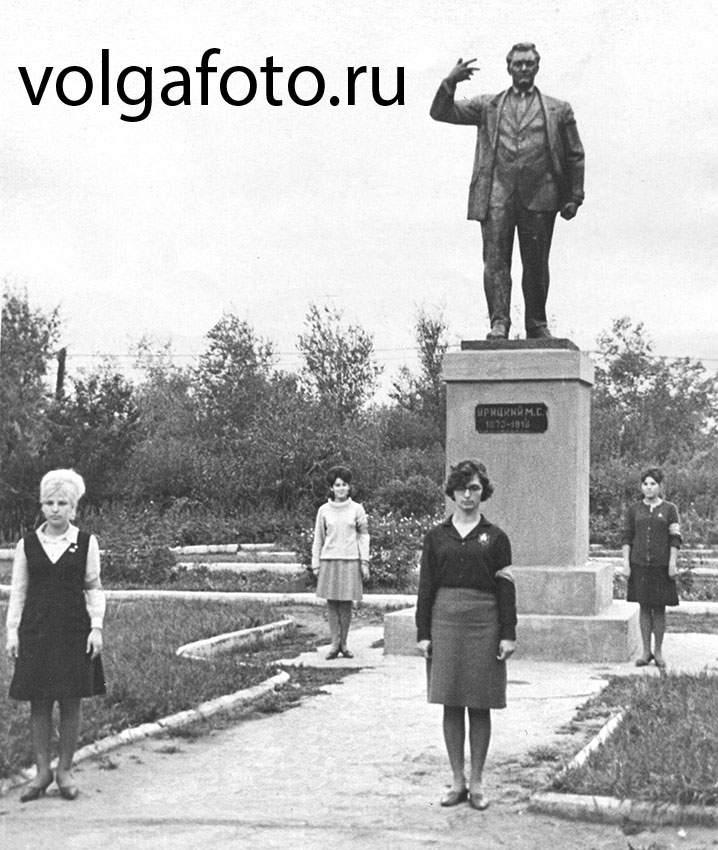Шестиметровый памятник разработан группой скульпторов,... Шестиметровый памятник разработан группой скульпторов,...