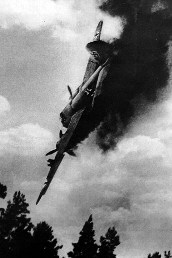 Горящий немецкий бомбардировщик Юнкерс Ю-88, 1941 год.