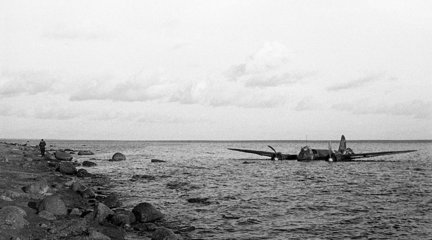 Ju 88, подбитый советскими истребителями и совершивший вынужденную...