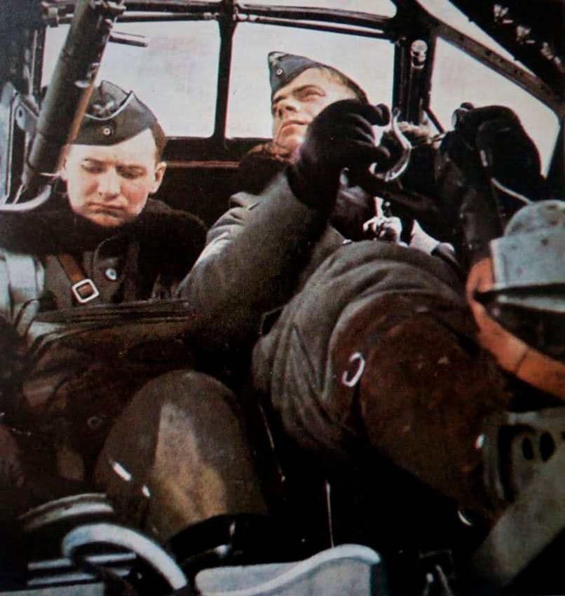 В кабине немецкого бомбардировщика Junkers Ju 88.