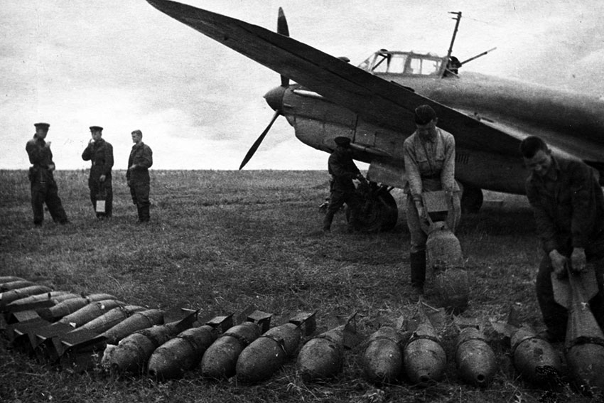 Загружают бомбы ФАБ-50 и ФАБ-100 в советский бомбардировщик...
