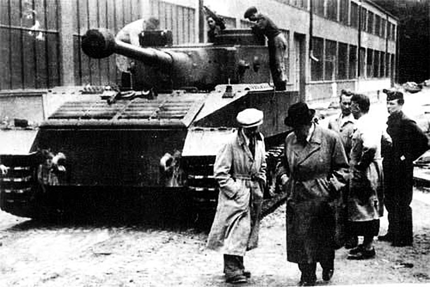 Фердинанд Порше осматривает один из прототипов танка VK4501...