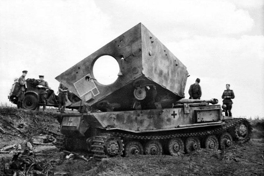 Немецкая САУ «Фердинанд» из состава 653-го батальона, разрушенная...