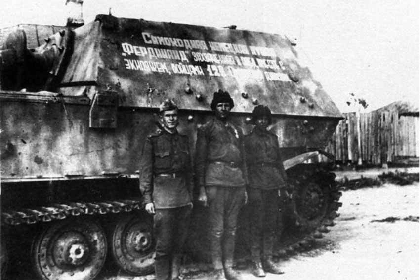 Немецкие военные чистят ствол орудия САУ «Элефант», Западная...