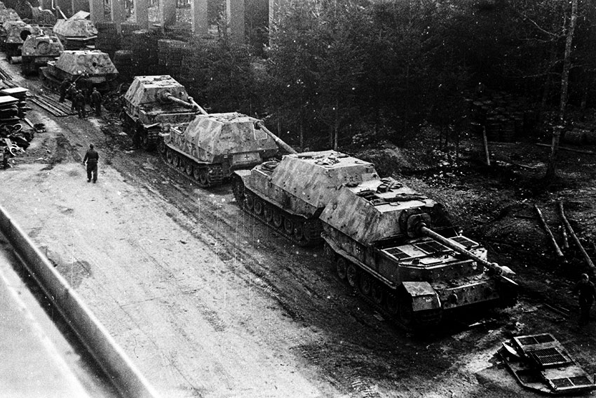 Немецкие САУ «Фердинанд» (Sd.Kfz. 184), доставленные на завод...