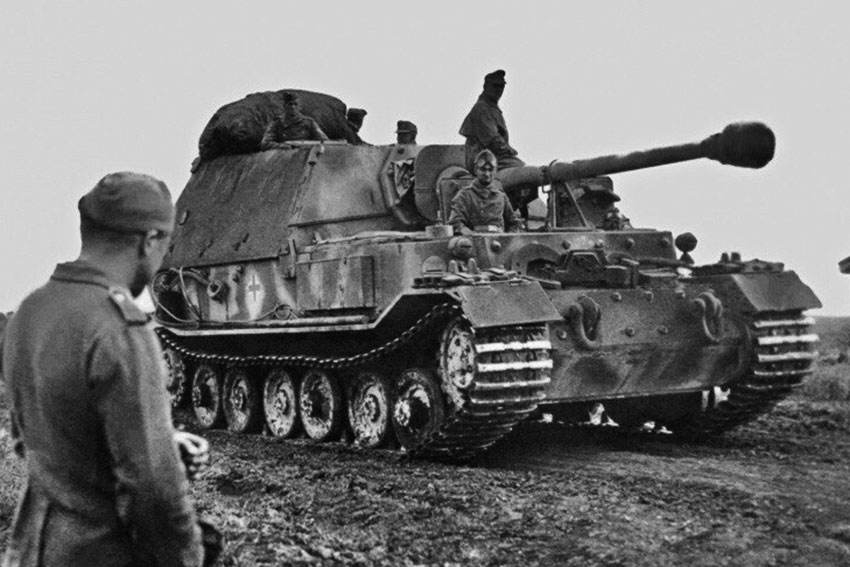 «Фердинанд» 653-й батальон движется через деревню до наступления...