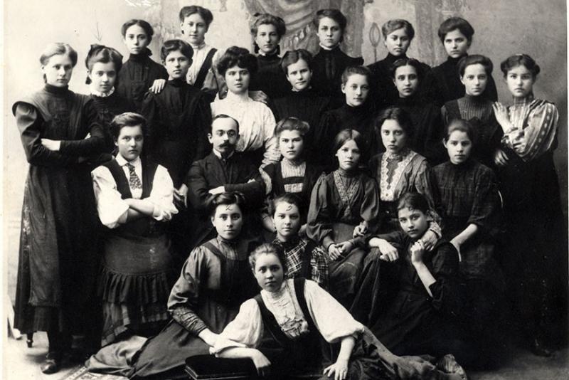 Гимназистки Фото 1917 год. (ОГУ «Государственный исторический...