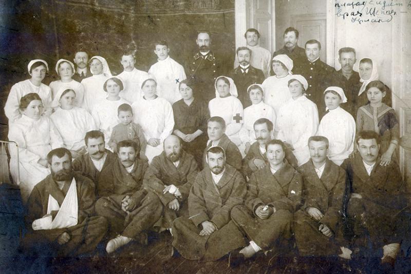 Раненые на излечение. Фото 1917 год. (ОГУ «Государственный...