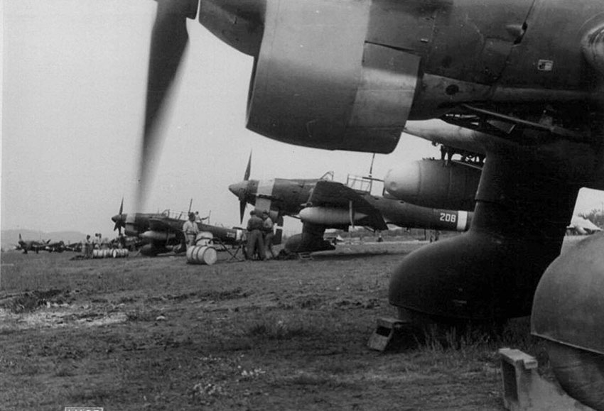 Бомбардировщики Ju-87 из состава 208-й эскадрильи 101-й пикирующих...
