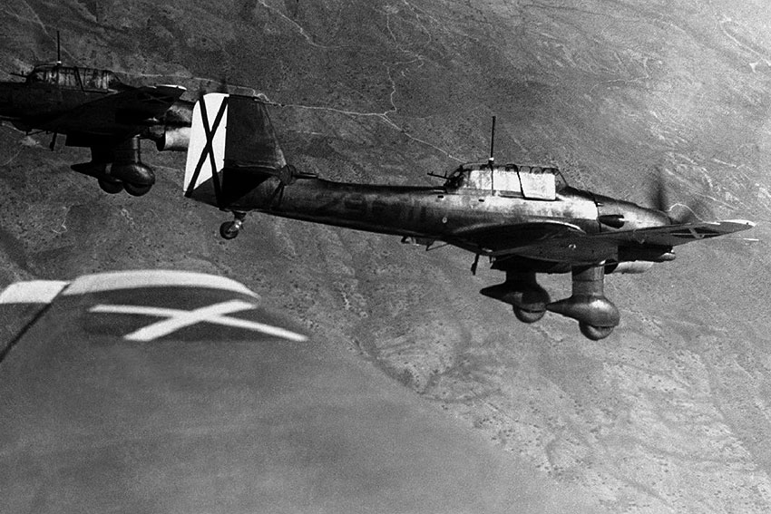 Немецкие пикирующие бомбардировщики Ju-87 «Штука» из состава...