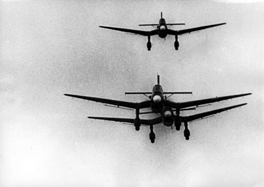 Немецкие пикирующие бомбардировщики Юнкерс Ю-87 (Ju-87) в полёте.