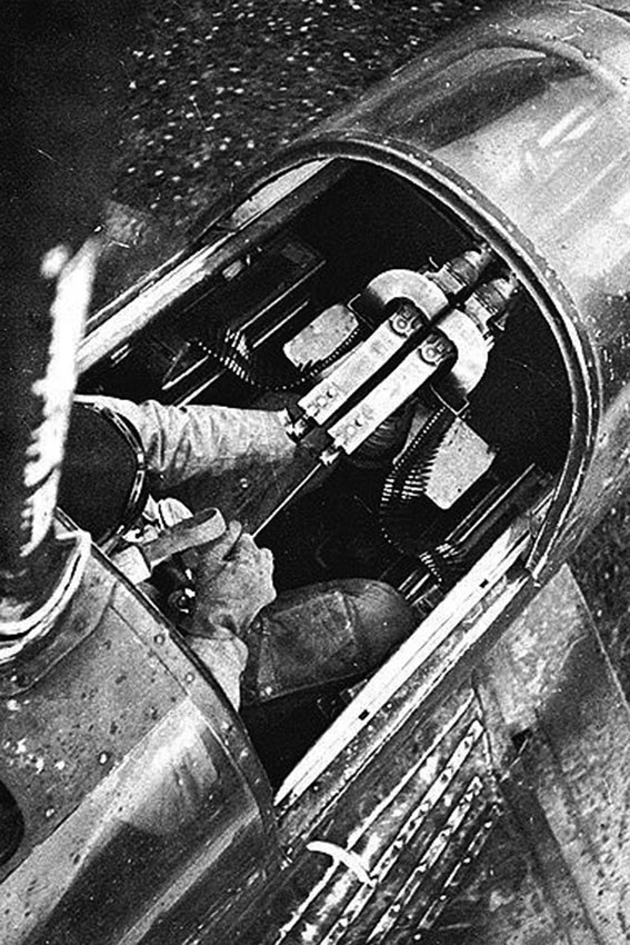 Стрелок-радист Ju-87D взводит свой MG81Z.