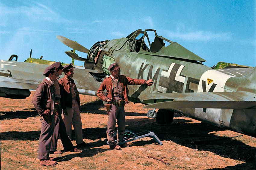 Американские летчики поврежденный Focke-Wulf Fw 190A-4 III в аэропорту...