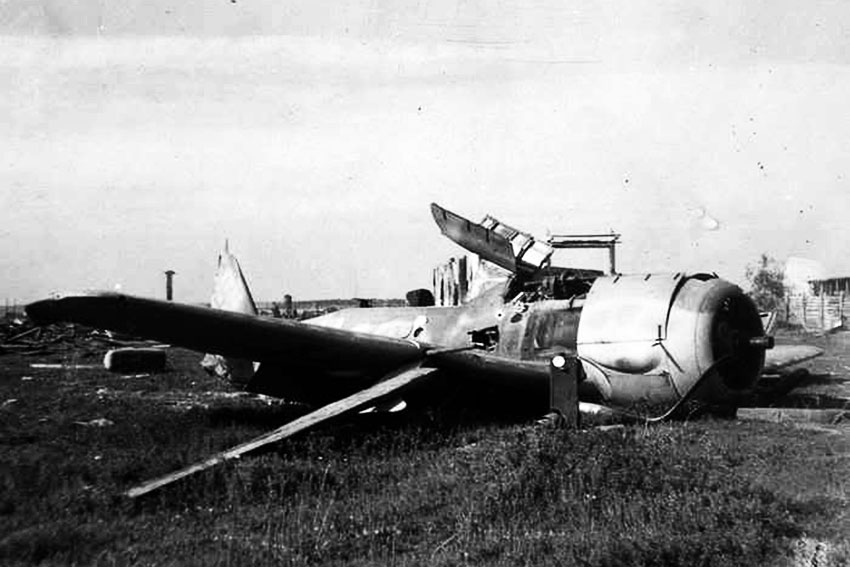 Разбитый немецкий истребитель FW-190 на аэродроме под Минском,...