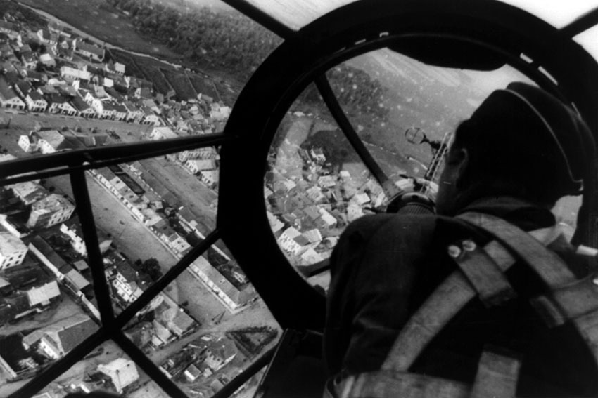 Штурман-бомбардир He 111 у носовой пулеметной установки Ikaria... Штурман-бомбардир He 111 у носовой пулеметной установки Ikaria...