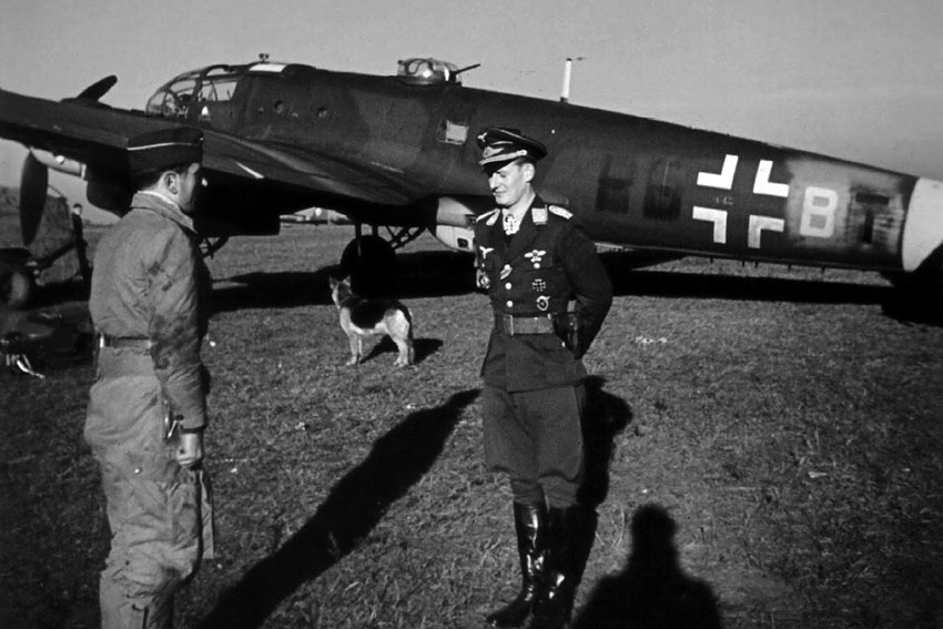 Оберлейтенант строит члена экипажа бомбардировщика Heinkel... Оберлейтенант строит члена экипажа бомбардировщика Heinkel...