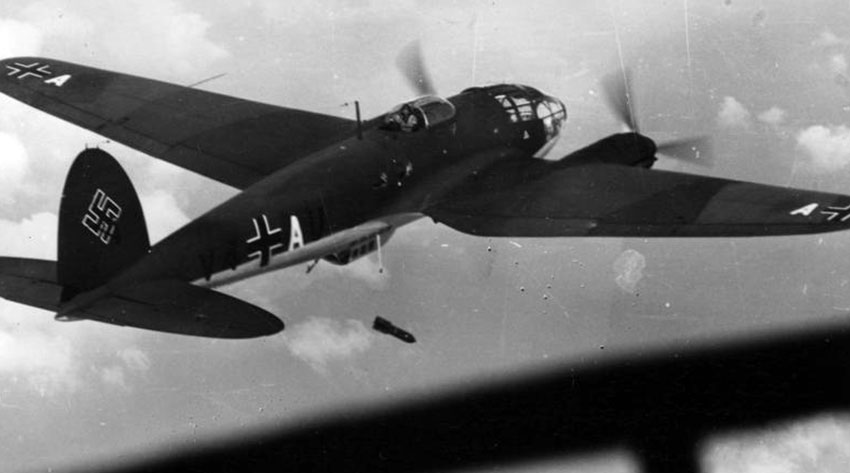 Heinkel He 111P сбросил свою бомбы над Польшей, сентябрь 1939 год Heinkel He 111P сбросил свою бомбы над Польшей, сентябрь 1939 год
