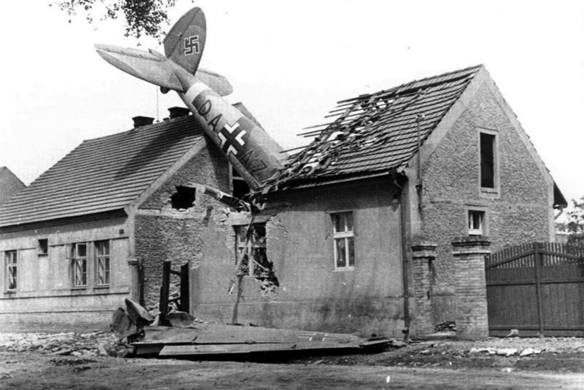 Бомбардировщик He-111H, упавший на чешский жилой дом. Бомбардировщик He-111H, упавший на чешский жилой дом.
