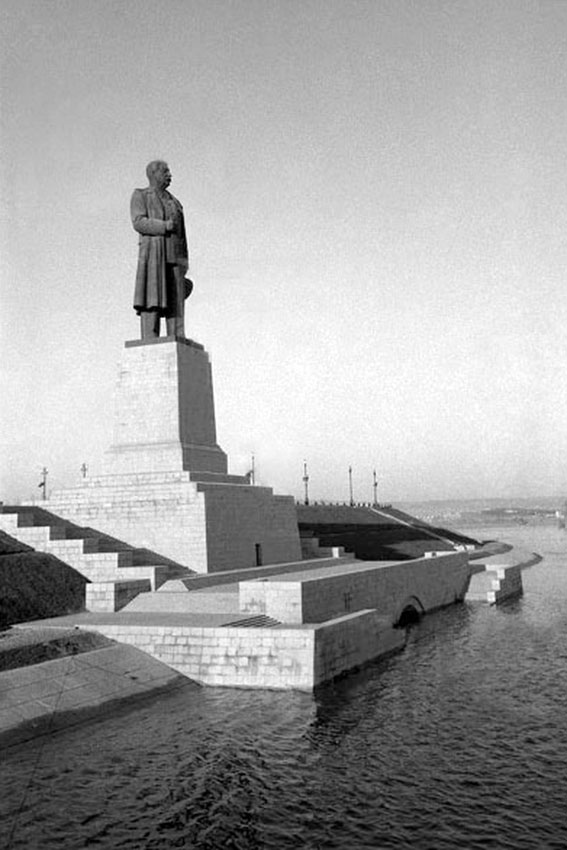 У первого шлюза Волго‑Донского судоходного канала установлен... У первого шлюза Волго‑Донского судоходного канала установлен...