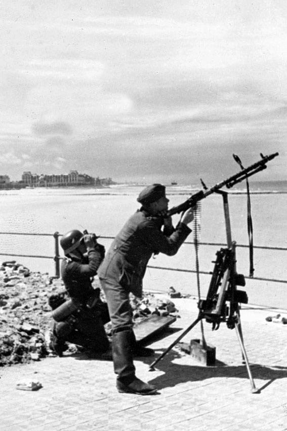 Расчет немецкого зенитного пулемета MG-34 на набережной бельгийского...