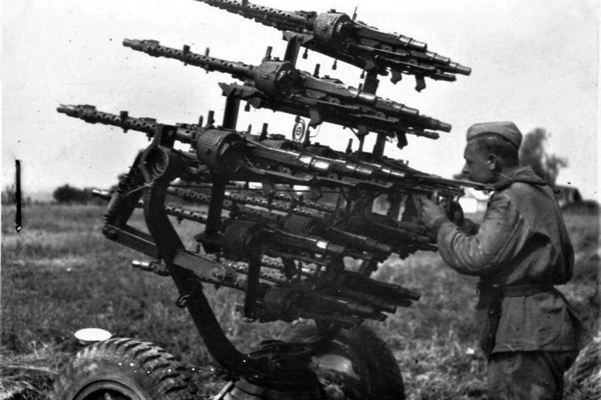 Красноармеец у трофейной немецкой зенитной пулеметной...