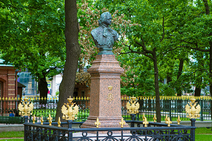 Памятник Петру I у Домика Петра I расположен в Санкт-Петербурге...
