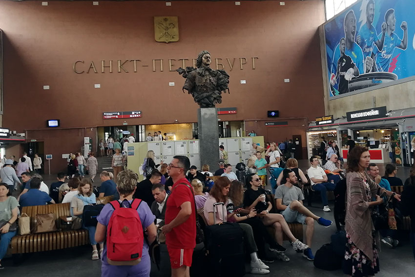 Бронзовый памятник Петру Великому стоит в световом зале...