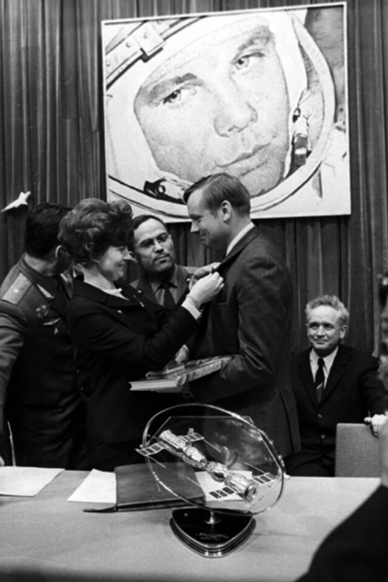 Валентина Терешкова и Нил Армстронг, СССР, 1970 год

Почти...