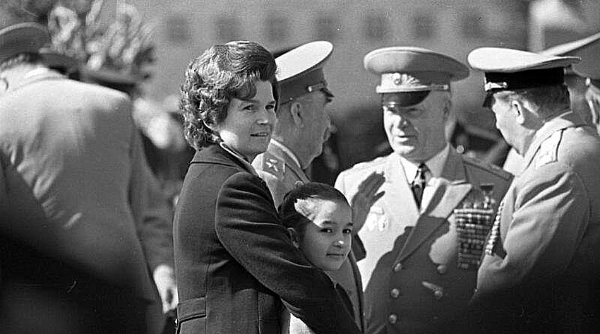В июне 1964 года, спустя ровно год после возвращения на Землю,...