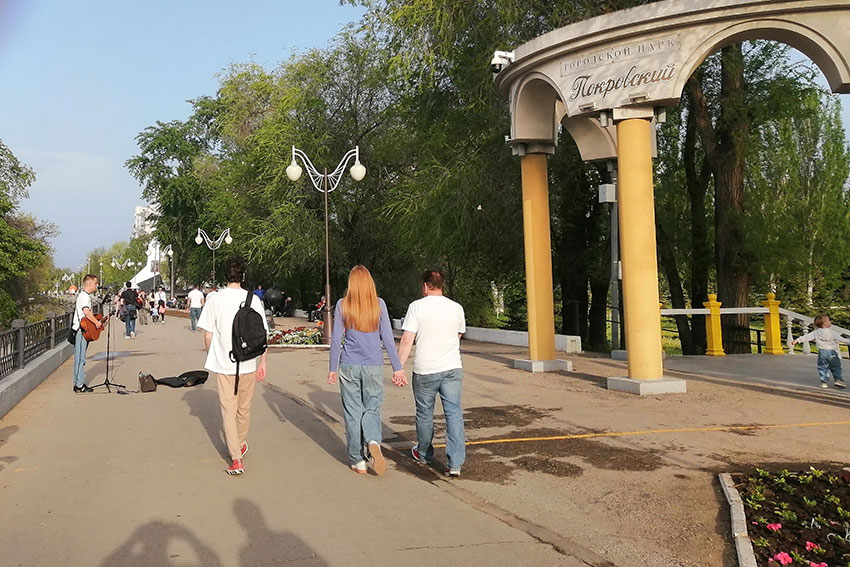 Пары на прогулке