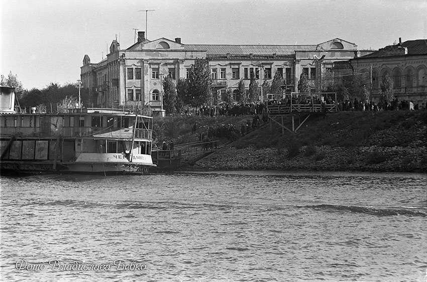 Пароход "Чердынь" - плавучий зоопарк, у набережной города...