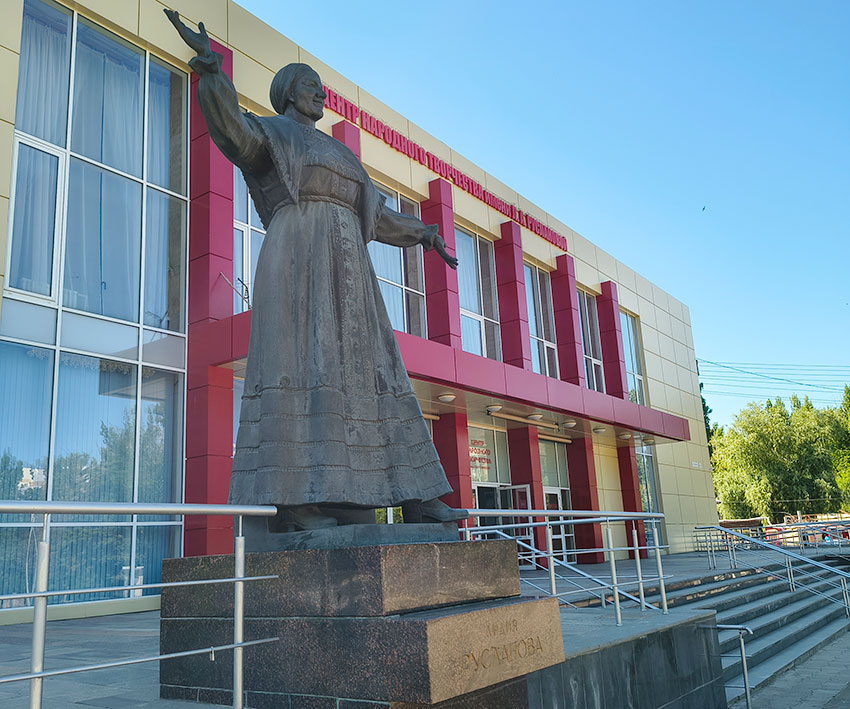 Памятник Лидии Андреевне Руслановой в Саратове Памятник Лидии Андреевне Руслановой в Саратове