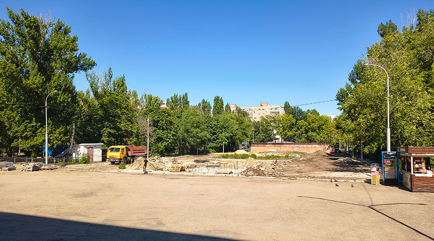 Капитальное строительство на территории перед фасадом...