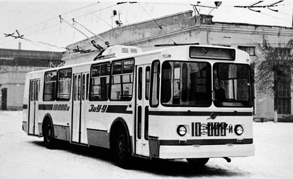 Тысячный троллейбус ЗиУ-щ, выпущенный на заводе,1977 год. Тысячный троллейбус ЗиУ-щ, выпущенный на заводе,1977 год.