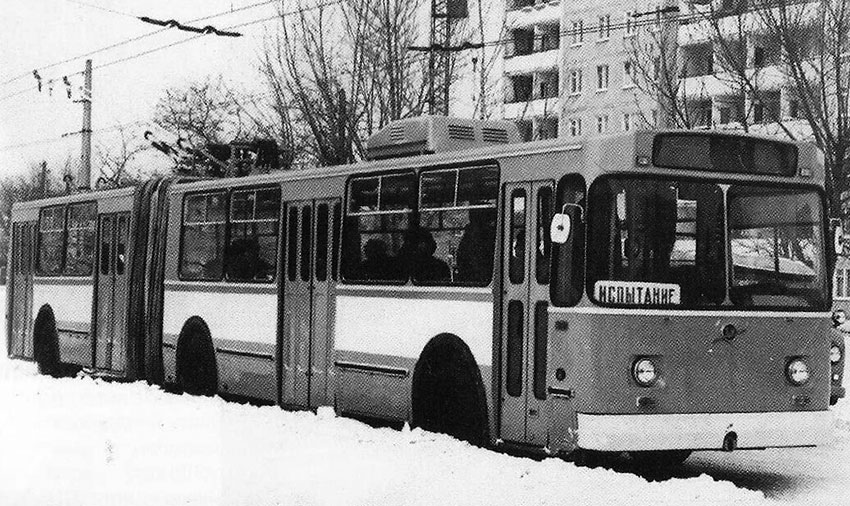Испытания первого ЗиУ-683 на улице Тельмана 1978 год. Испытания первого ЗиУ-683 на улице Тельмана 1978 год.