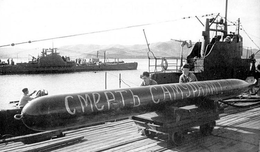 Погрузка торпеды на подводную лодку, август 1945 год.