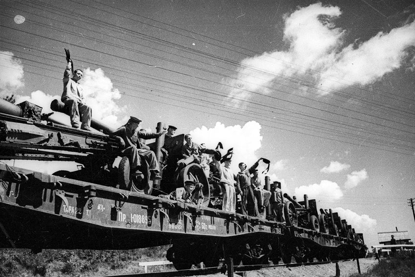 Эшелон с артиллерией едет на Манчжурский фронт, 1945 год.