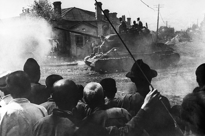 Советские танки Т-34-85 в освобожденном китайском городе...