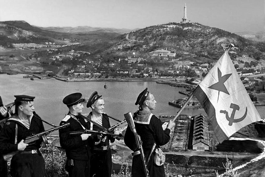 Советские моряки поднимают флаг ВМФ СССР над бухтой Порт-Артура...