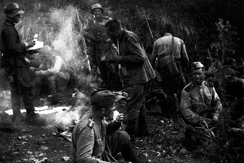Советские солдаты на привале у костра на Сахалине во время...
