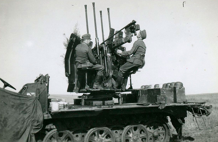Немецкая зенитка Flakvierling 38, установленный на бронетранспортёр... Немецкая зенитка Flakvierling 38, установленный на бронетранспортёр...