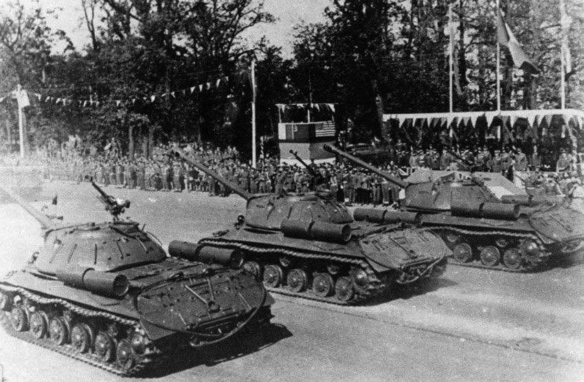 Колонна из 52 советских тяжелых танков ИС-3 из состава 2-й...