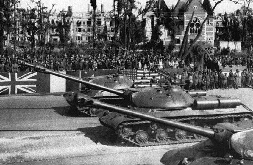 Колонна из 52 советских тяжелых танков ИС-3 из состава 2-й...