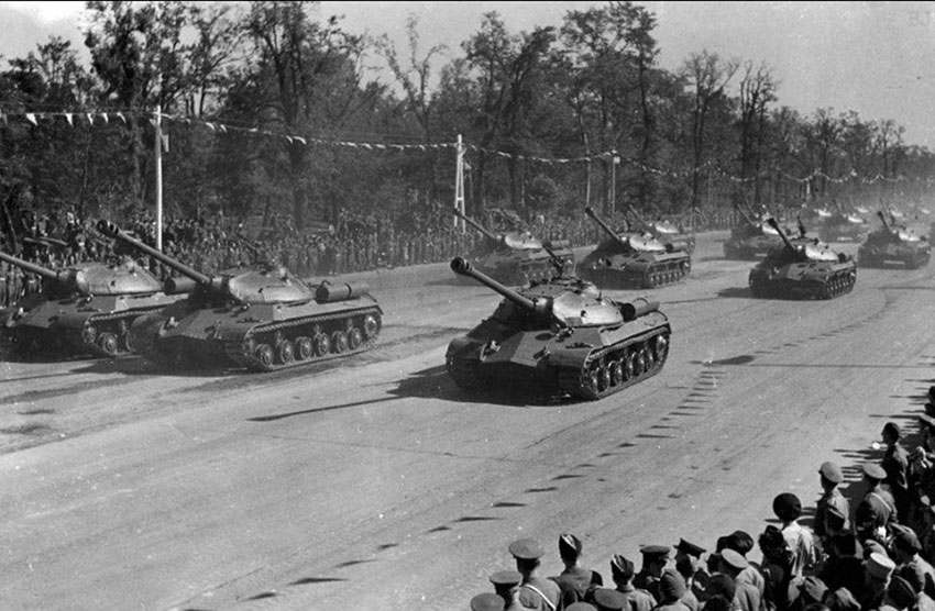 Колонна из 52 советских тяжелых танков ИС-3 из состава 2-й...