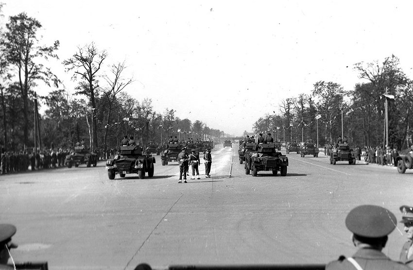 Парад Победы союзных войск 7 сентября 1945 года. 

Колонна...