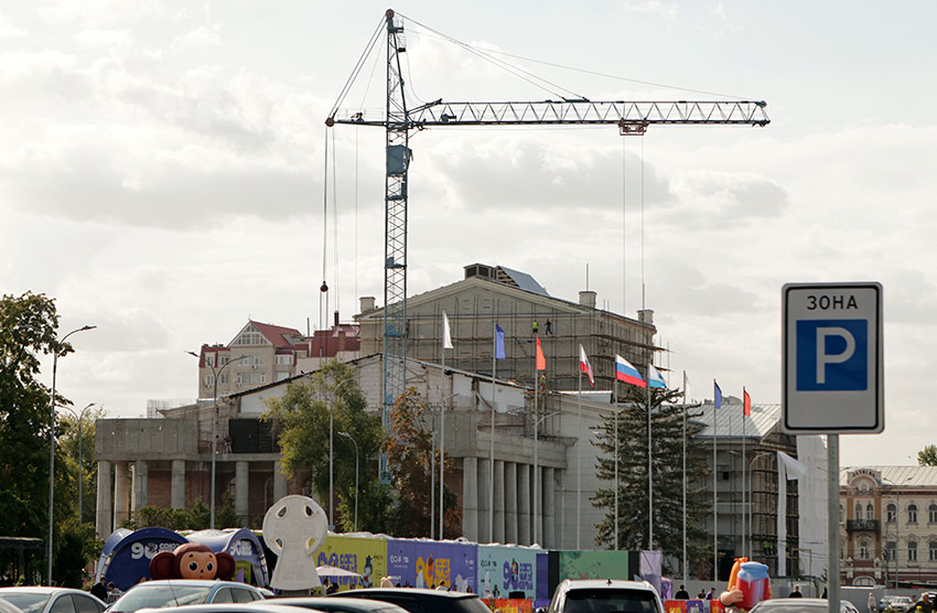 Многострадальный театр