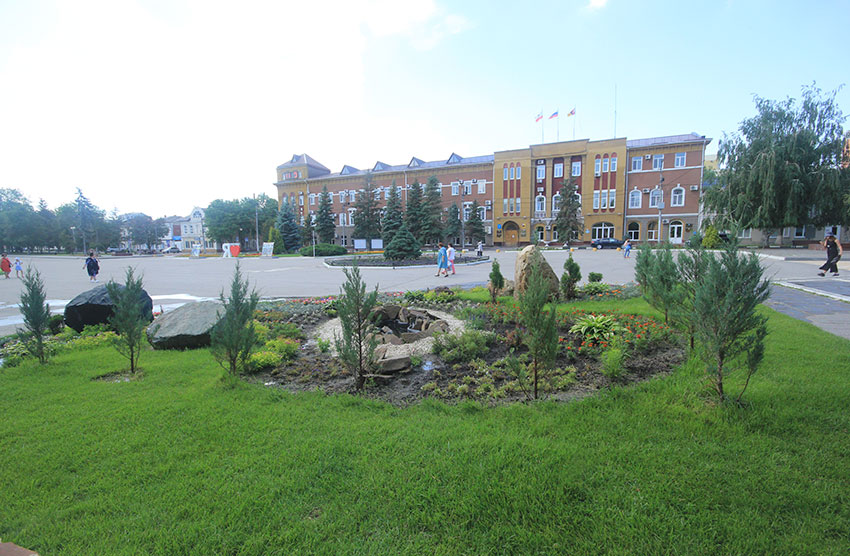 Импровизировано были раскиданы камни. Фото 2021 год.